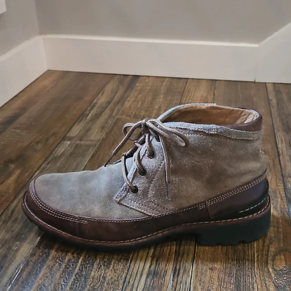 Clarks Men's Stylish Brown Suede‎ Ankle Boots.